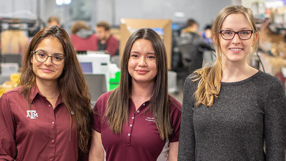 三个女性农科大学生工程学生站在教室。