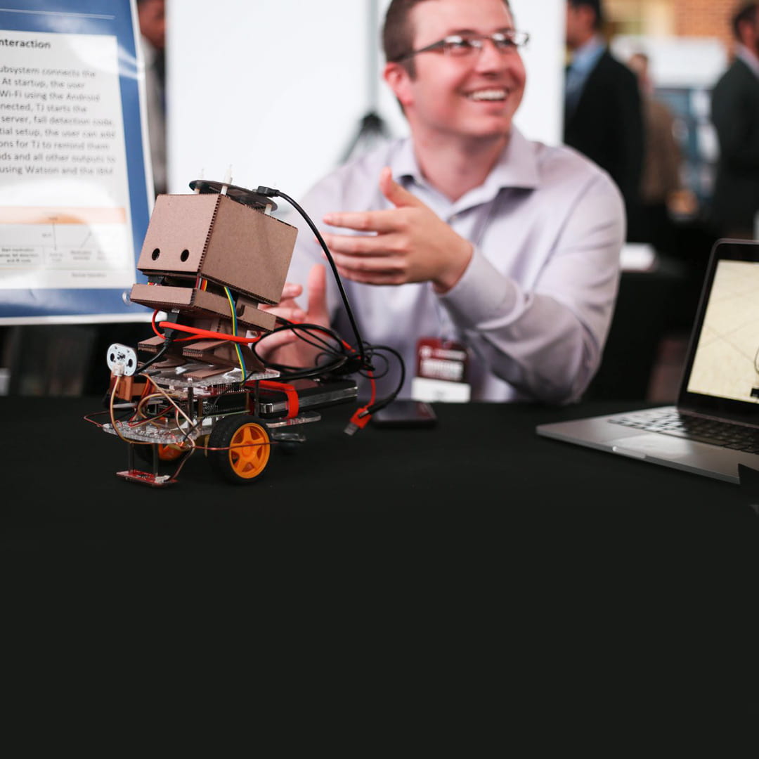 2018年，学生在工程项目展示中展示机器人