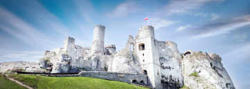 位于波兰Ogrodzieniec山上的白色城堡