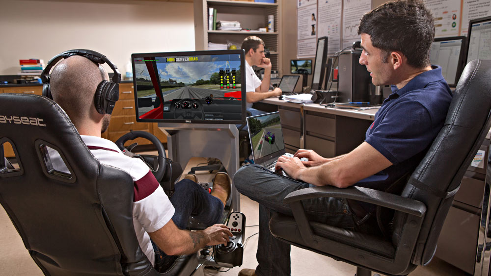 计算机工程专业的学生正在进行一场模拟驾驶。