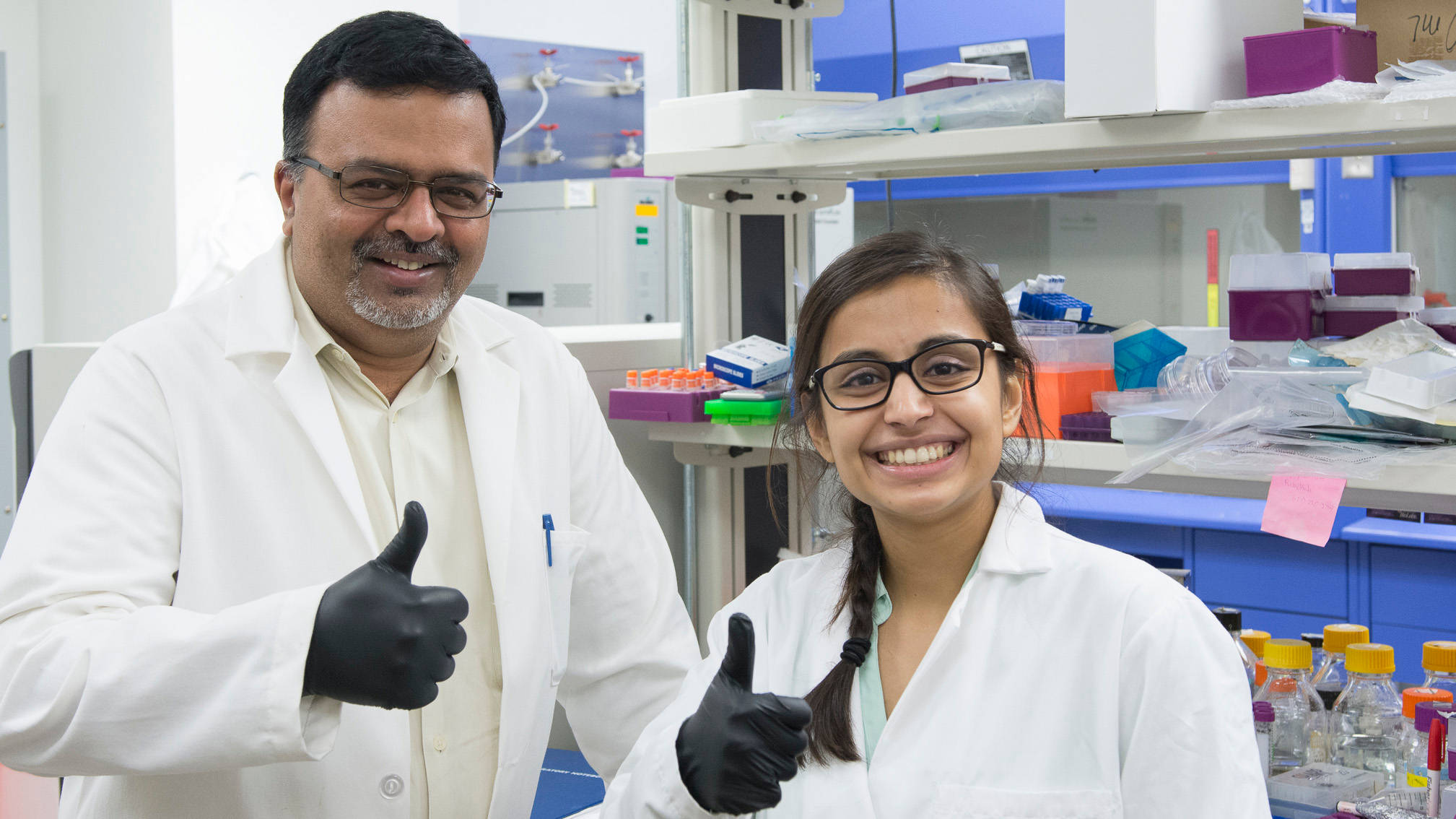 Jayaraman博士和实验室的学生