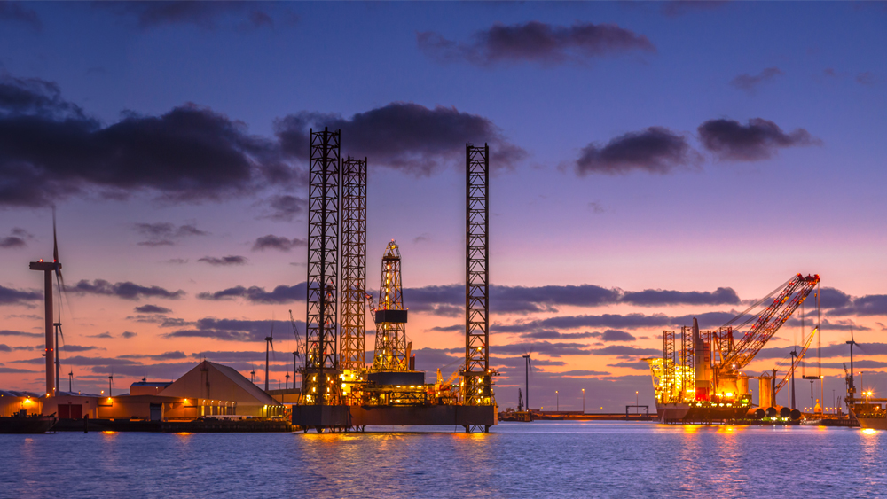夕阳下的港口石油平台的全景图