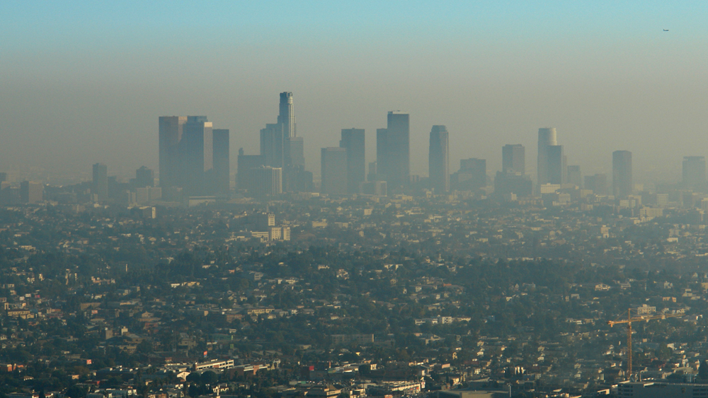 城市被烟雾和污染所覆盖