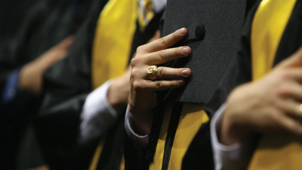 学生在毕业典礼上的阿吉戒指的特写。