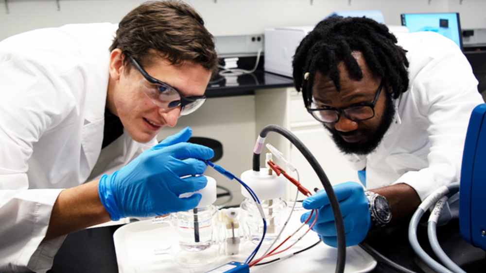 enis Johnson和Abdoulaye Djire博士组装了一个电化学电池