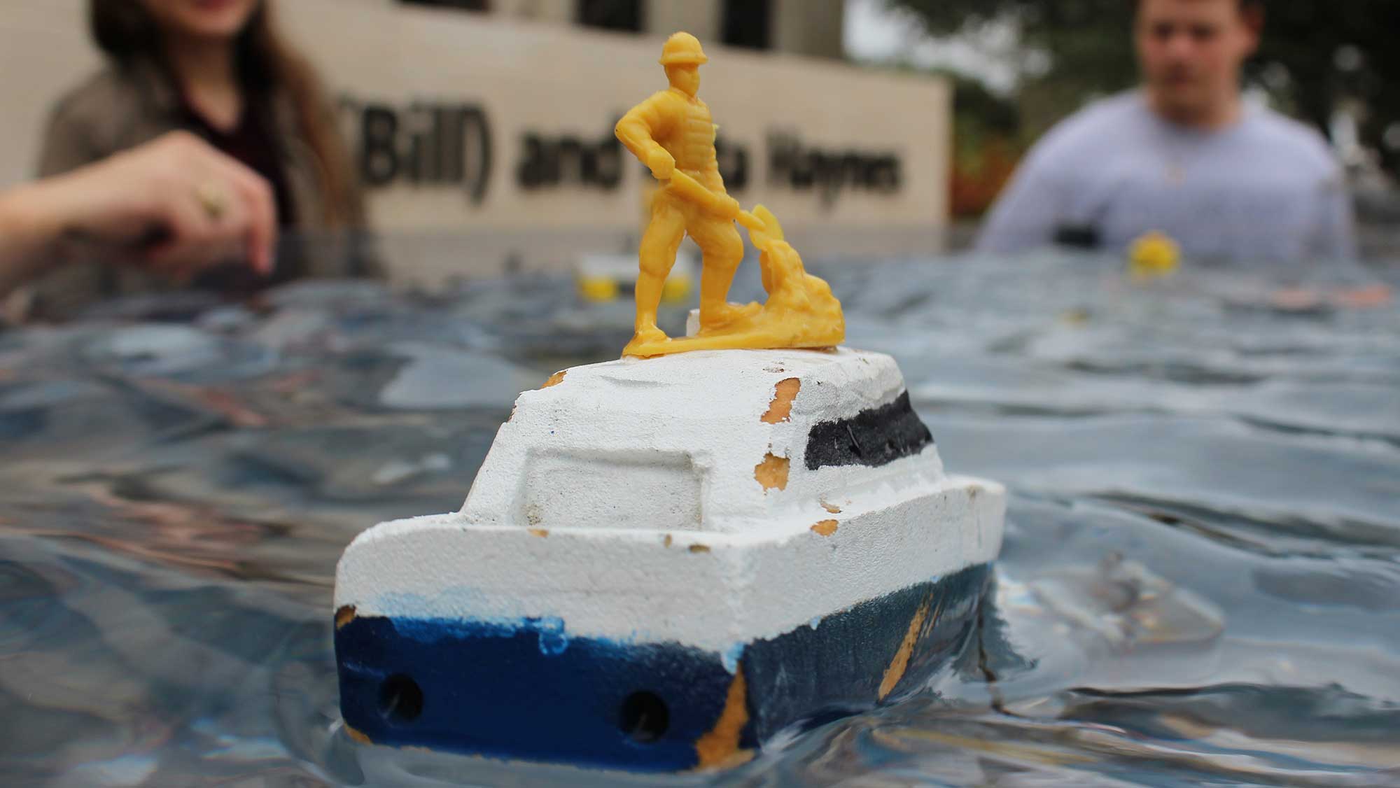 海洋工程学生组织使用游泳池和模型船演示海洋工程概念