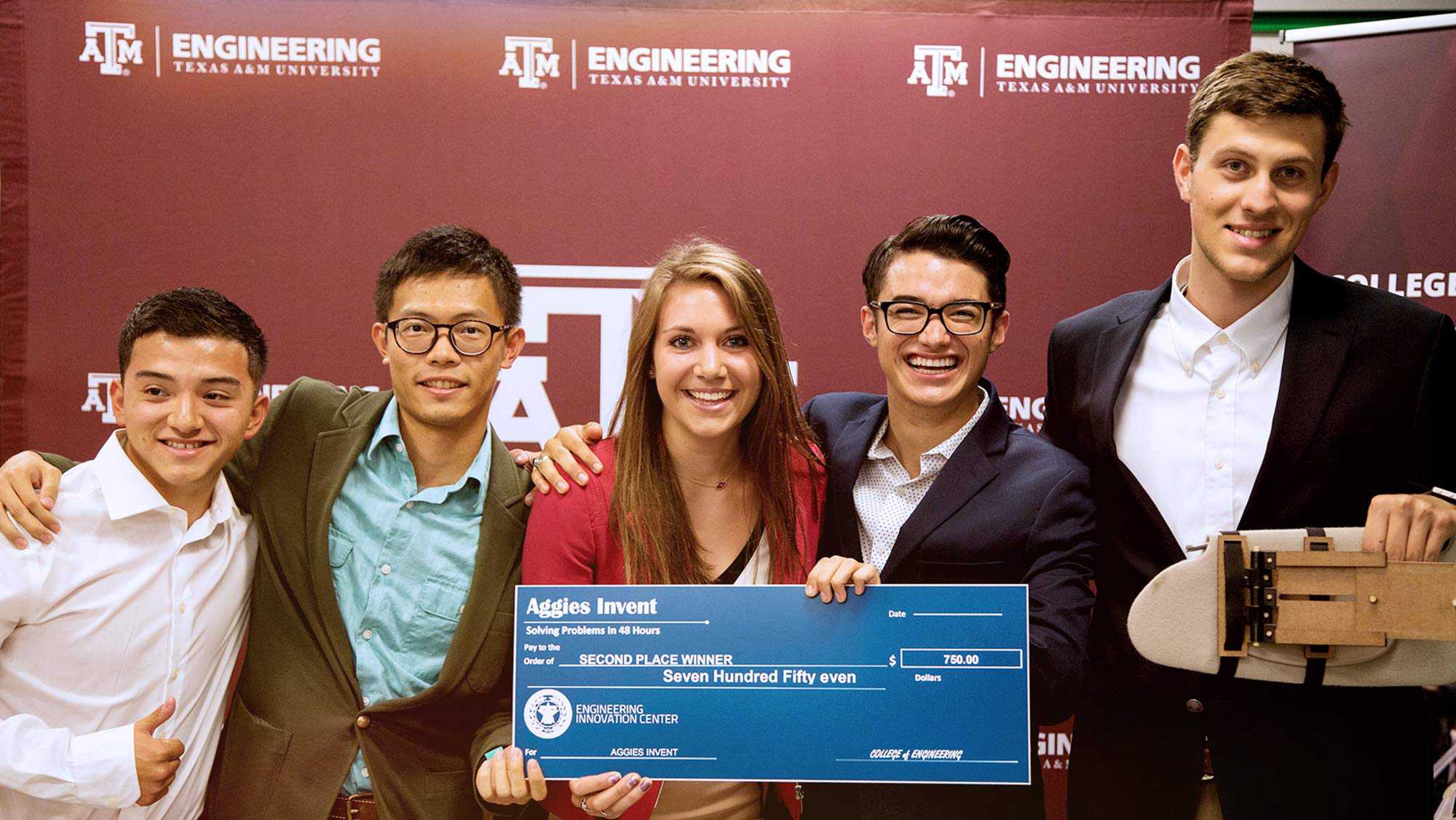 德克萨斯A&；M大学工程系的5名学生相互牵手，肩上扛着他们的项目和支票，在48小时内发明解决问题，支付给第二名优胜者七百五十美元甚至工程创新中心。
